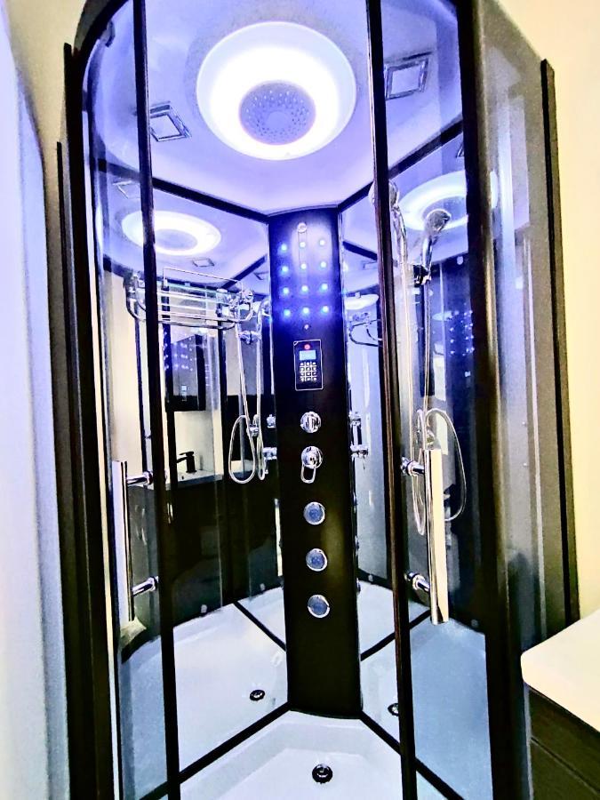 Duke And Duchess Apartments And Rooms - Private In Room Hot Tub Suites Лондон Екстериор снимка