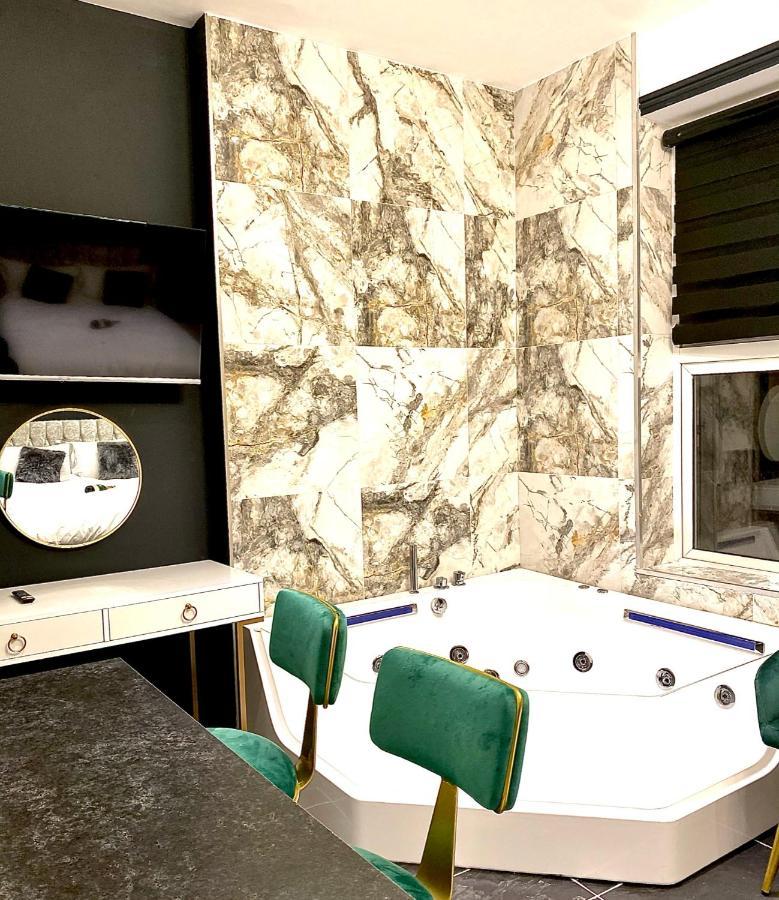 Duke And Duchess Apartments And Rooms - Private In Room Hot Tub Suites Лондон Екстериор снимка