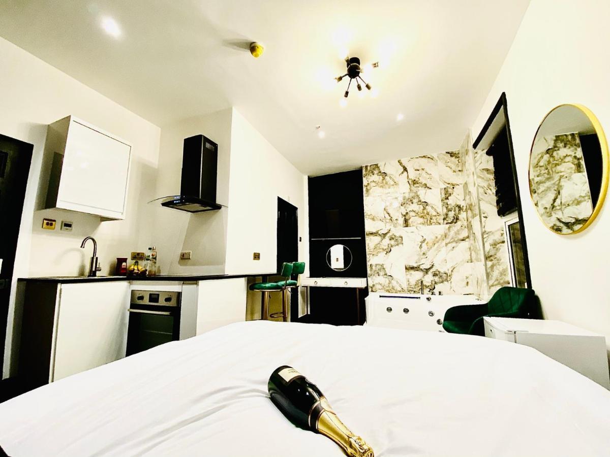 Duke And Duchess Apartments And Rooms - Private In Room Hot Tub Suites Лондон Екстериор снимка