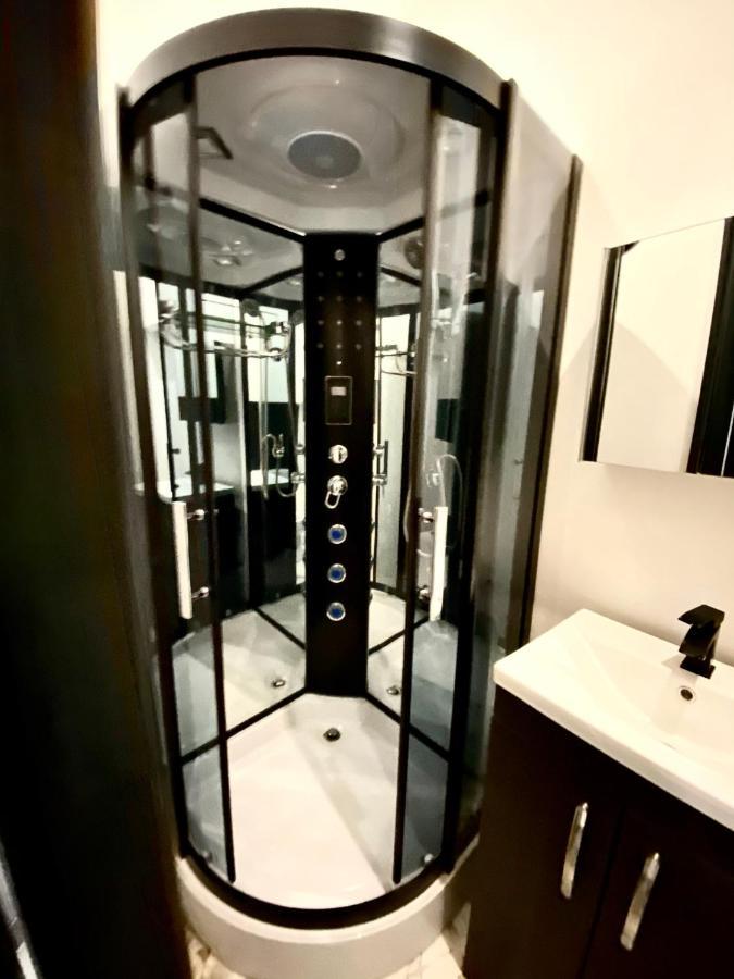 Duke And Duchess Apartments And Rooms - Private In Room Hot Tub Suites Лондон Екстериор снимка