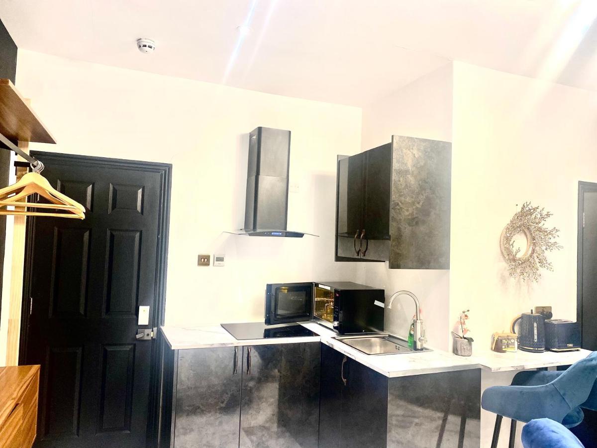 Duke And Duchess Apartments And Rooms - Private In Room Hot Tub Suites Лондон Екстериор снимка