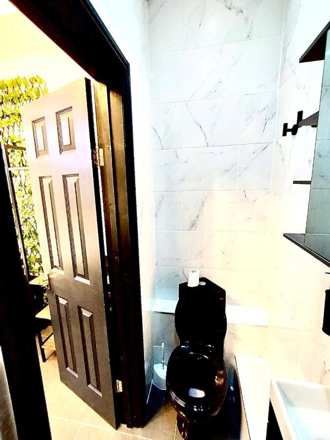 Duke And Duchess Apartments And Rooms - Private In Room Hot Tub Suites Лондон Екстериор снимка