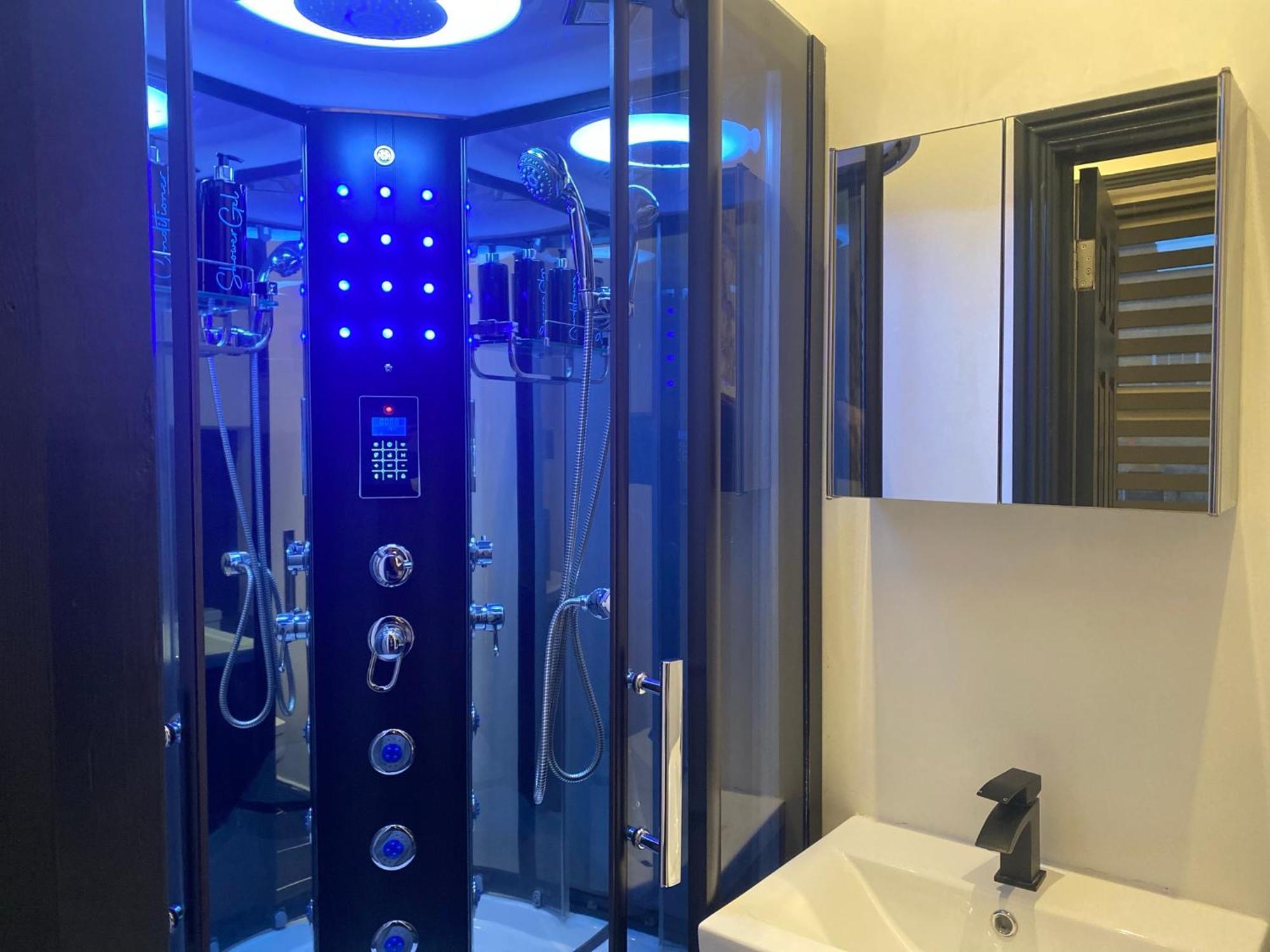 Duke And Duchess Apartments And Rooms - Private In Room Hot Tub Suites Лондон Екстериор снимка