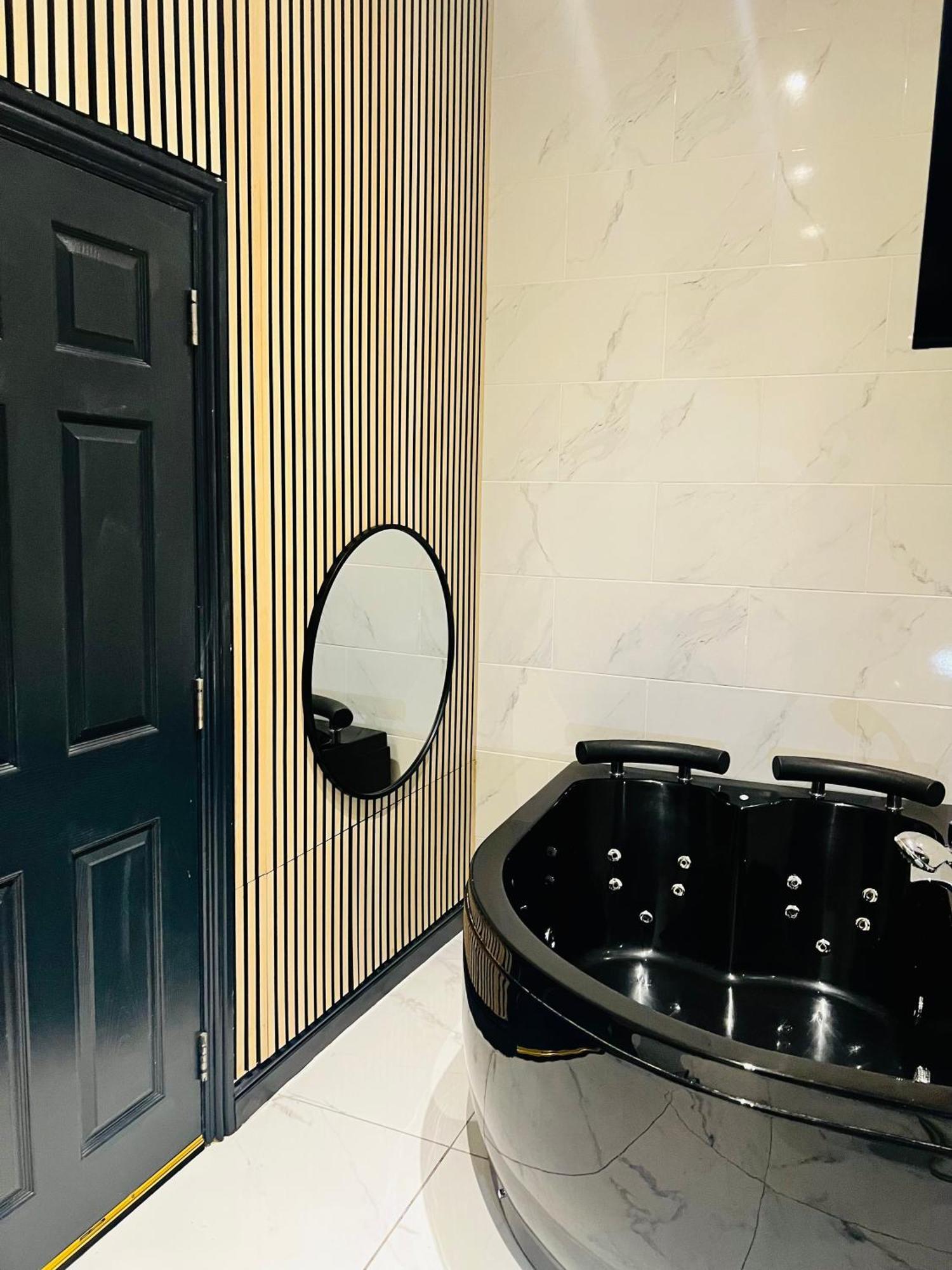 Duke And Duchess Apartments And Rooms - Private In Room Hot Tub Suites Лондон Екстериор снимка