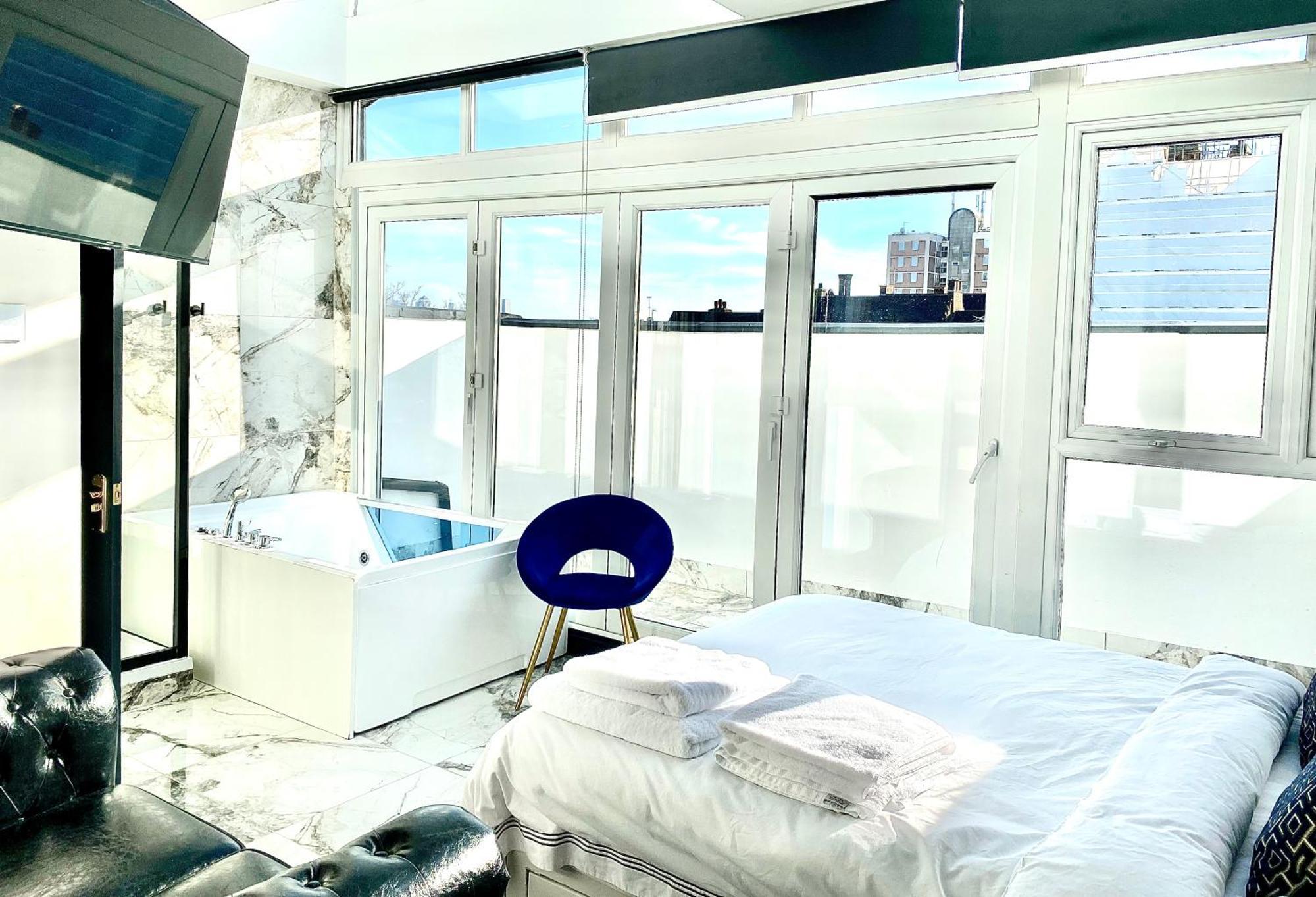 Duke And Duchess Apartments And Rooms - Private In Room Hot Tub Suites Лондон Екстериор снимка