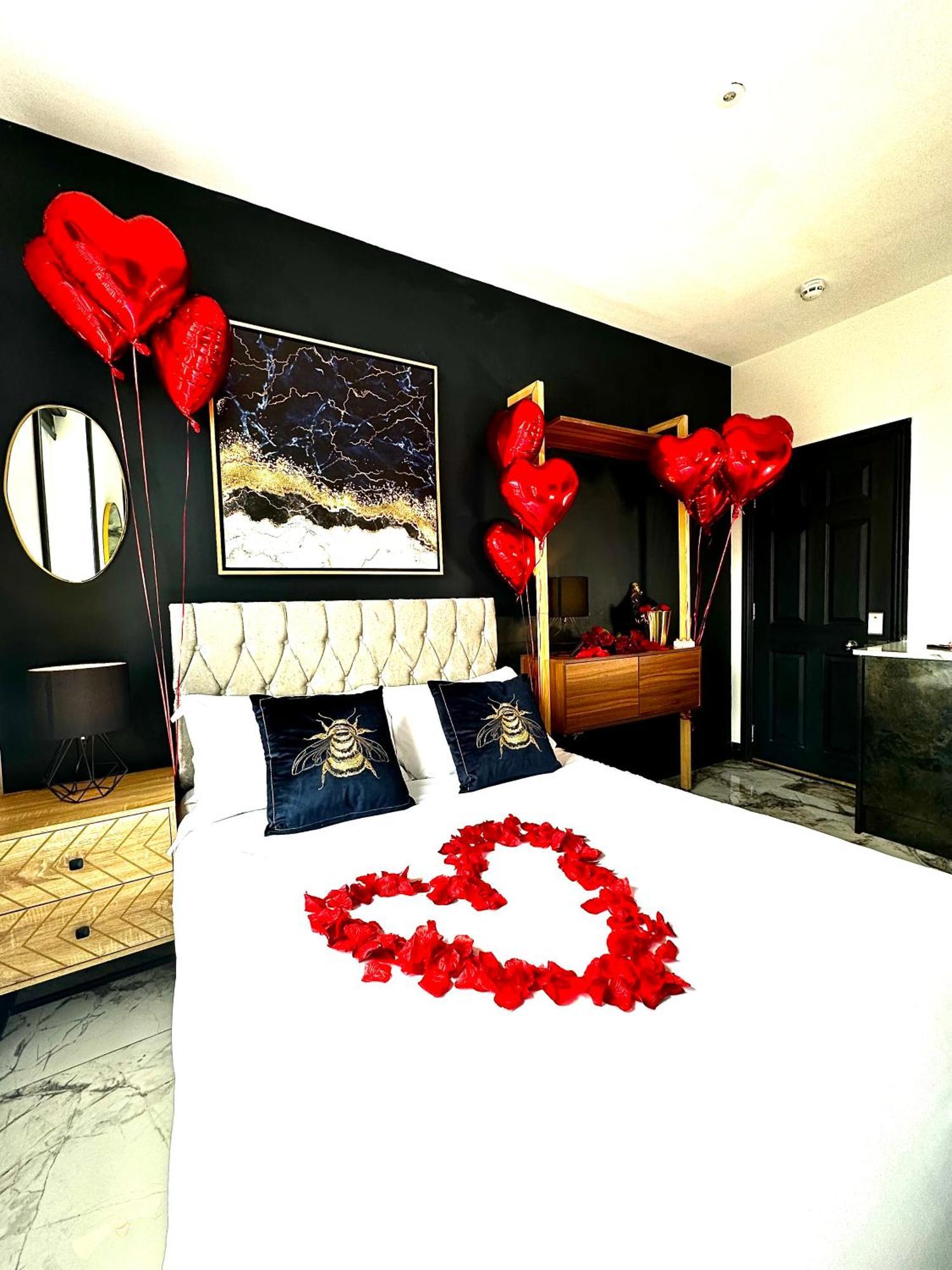 Duke And Duchess Apartments And Rooms - Private In Room Hot Tub Suites Лондон Екстериор снимка