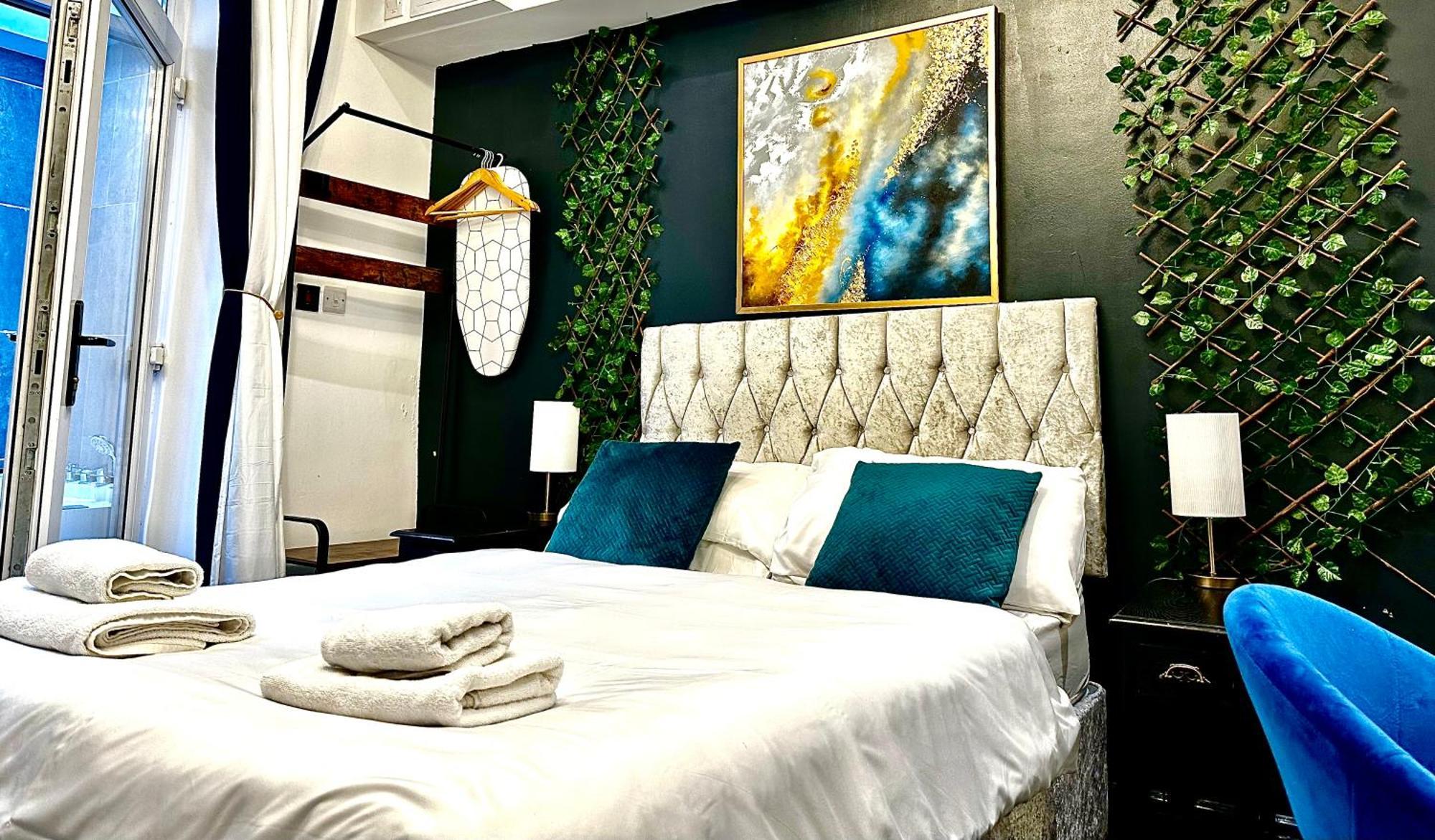 Duke And Duchess Apartments And Rooms - Private In Room Hot Tub Suites Лондон Екстериор снимка