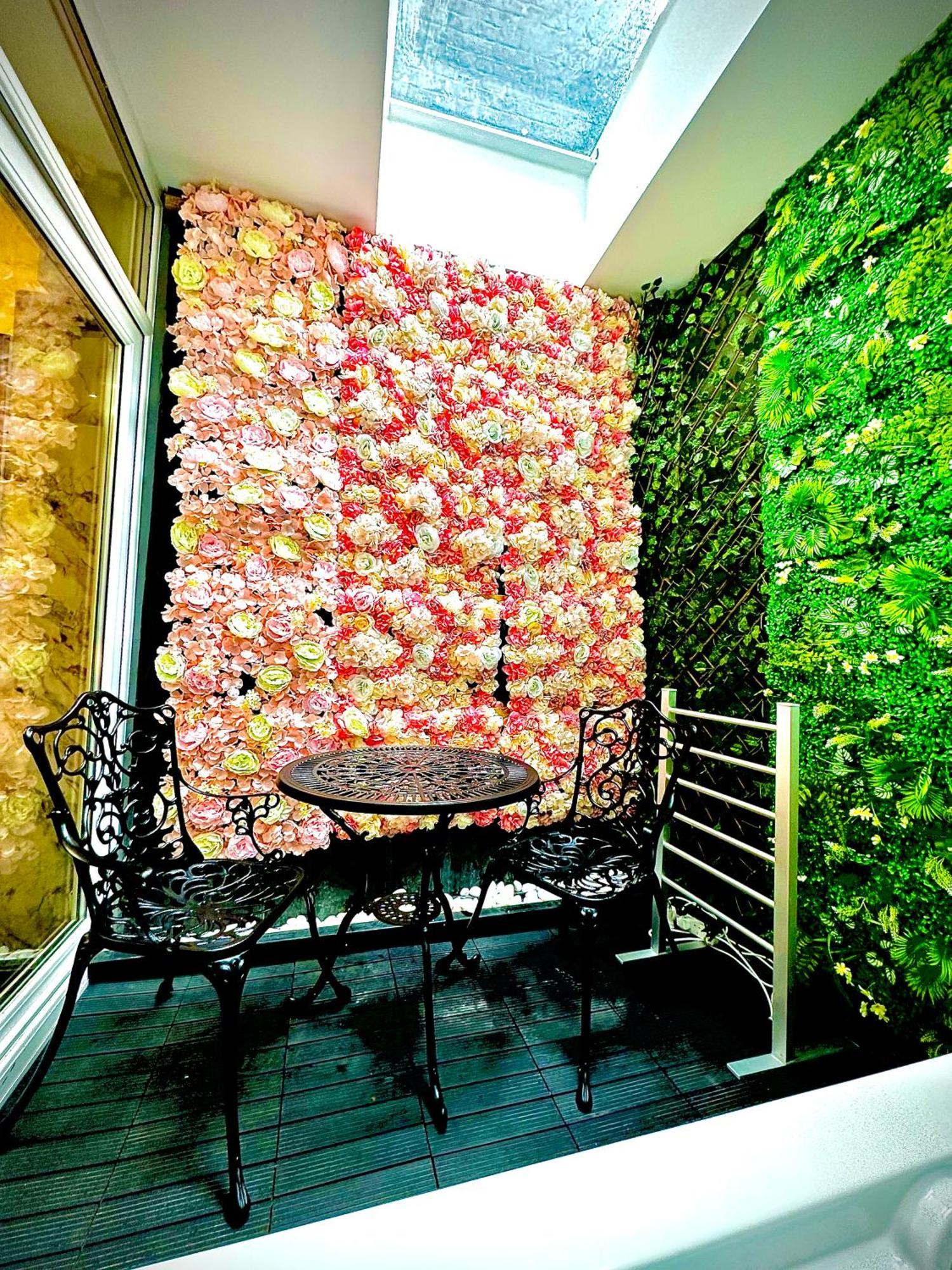 Duke And Duchess Apartments And Rooms - Private In Room Hot Tub Suites Лондон Екстериор снимка