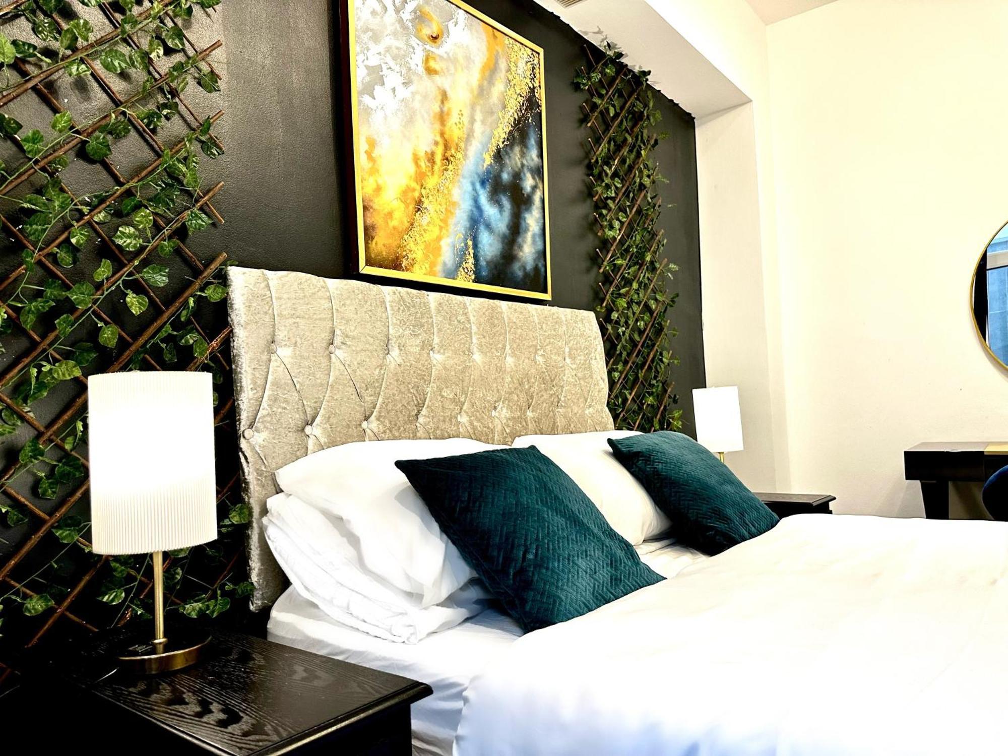 Duke And Duchess Apartments And Rooms - Private In Room Hot Tub Suites Лондон Екстериор снимка