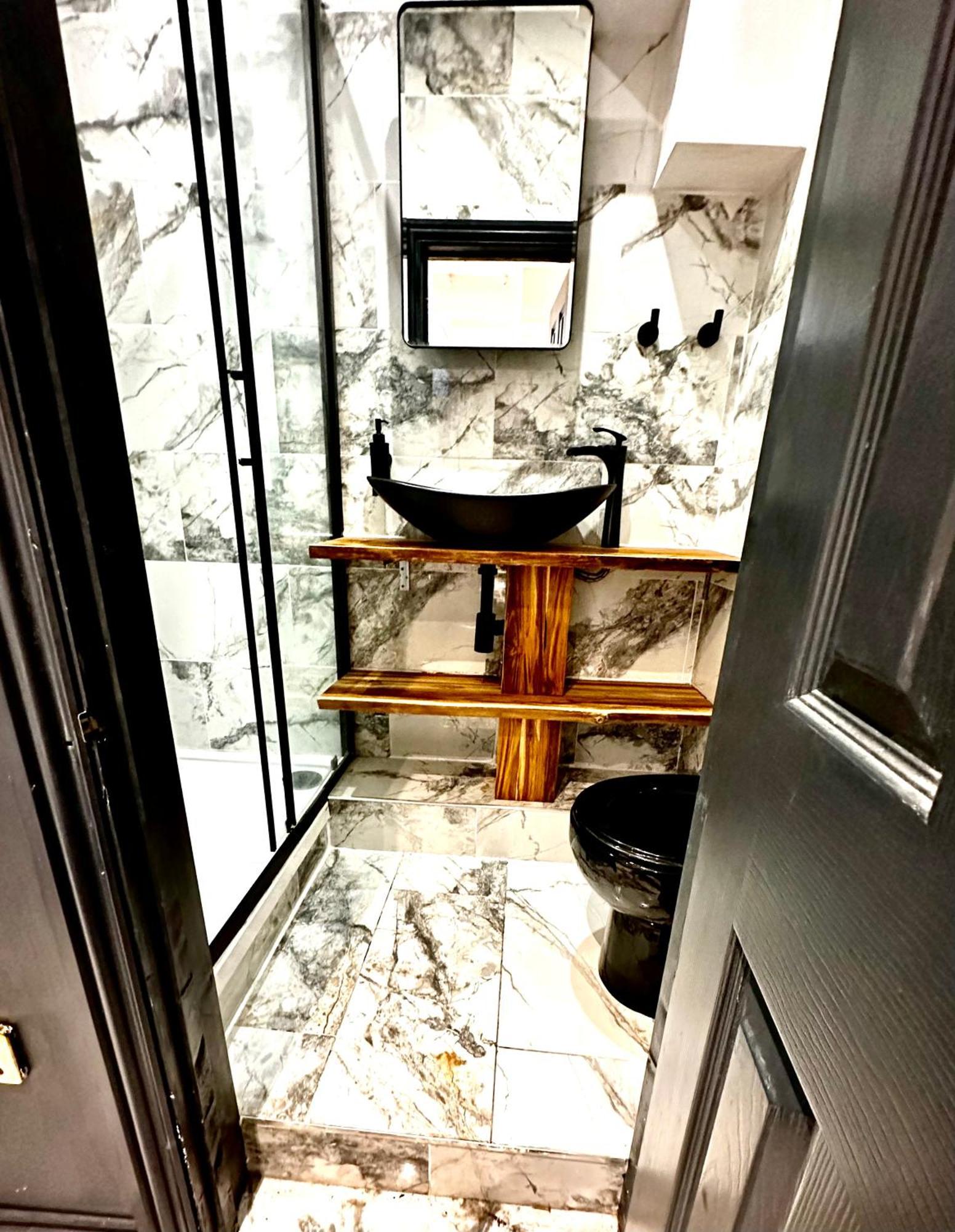 Duke And Duchess Apartments And Rooms - Private In Room Hot Tub Suites Лондон Екстериор снимка