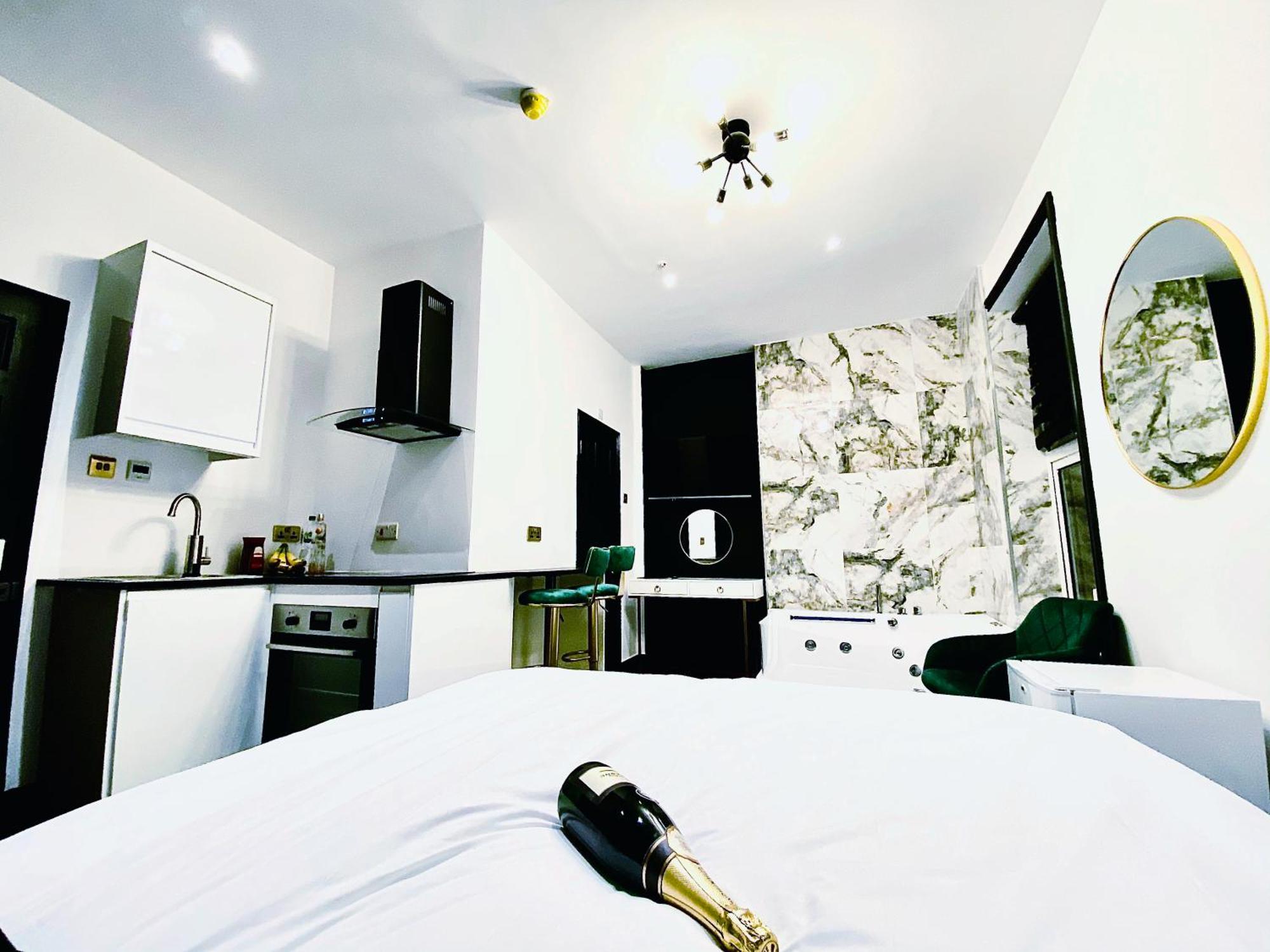 Duke And Duchess Apartments And Rooms - Private In Room Hot Tub Suites Лондон Екстериор снимка